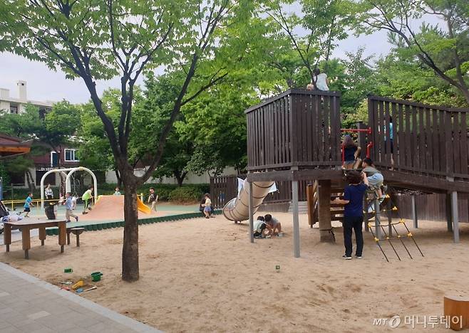 서울 서대문구 연희동 창의놀이터 궁뜰어린이공원에서 아이들이 모래놀이와 그물오르기 놀이를 하고 있다./사진=이해진 기자