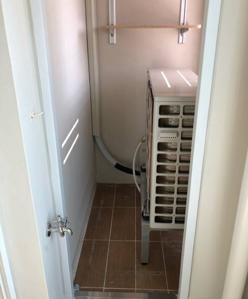 지난 2월 사전점검 당시 다른 가구보다 실외기실 세로 길이가 250㎜ 작아 문을 설치하지 못한 A아파트 일부 가구 실외기실 모습. 정상적인 경우 문을 밀어 열 수 있어야 하지만 이 경우 내부에 놓인 실외기에 걸려 문을 설치하더라도 열 수 없다. A아파트 입주민 제공