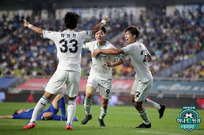 ▲ 수원 삼성전 2-1 결승 골에 남기일 감독이 좀처럼 보여주지 않는 활동적인 세리머니를 했다. ⓒ한국프로축구연맹