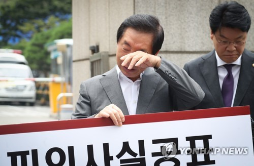눈물 닦는 김성태 자유한국당 김성태 의원[연합뉴스 자료사진]