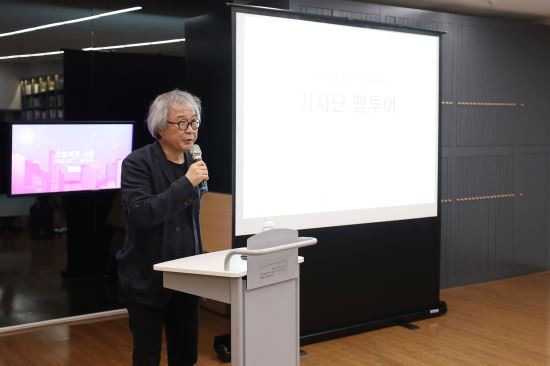 승효상 국가건축정책위원회 위원장이 30일 서울 중구 서울도시건축전시관에서 열린 기자간담회에서 발언하고 있다. /국토교통부