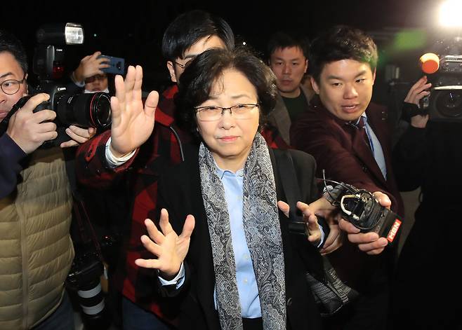 ‘환경부 블랙리스트 사건’으로 구속영장이 청구됐던 김은경 전 환경부 장관이 지난 3월26일 새벽 영장이 기각된 뒤 서울 동부구치소를 나서고 있다. 연합뉴스