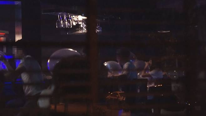 한국인 거리 유흥업소에서는 룸 형태의 가라오케뿐만 아니라 바 형태의 개방된 술집에서도 버젓이 ‘해피벌룬’을 흡입하고 있었다. 박닌/조소영 <한겨레티브이> 피디 azuri@hani.co.kr