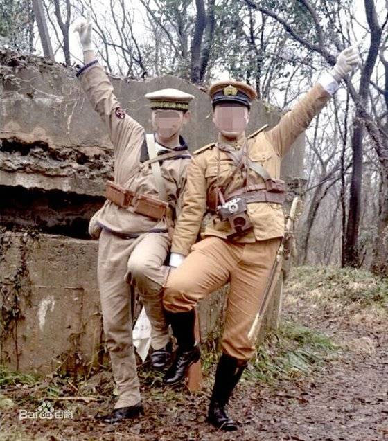 2018년 2월 일본 군복차림을 한 중국의 두 남성이 중국 난징의 쯔진산 항일 유적지에서 포즈를 취하며 중국의 항일 정신을 희롱하고 있다. 뒤로는 일본군을 겨냥했던 토치카가 보인다. [중국 인터넷 캡처]