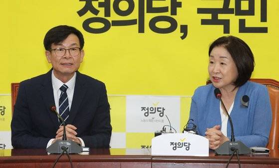 정의당 심상정 대표가 31일 오후 국회에서 김상조 청와대 정책실장의 예방을 받고 인사말을 하고 있다. [연합뉴스]