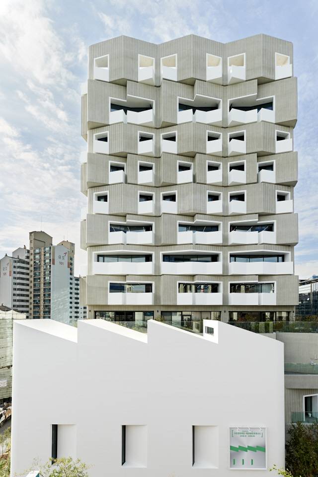 우란문화재단 전경. 공연·전시 공간 등으로 활용되는 앞부분 저층 건물은 공장 형태를 본떠 만들었다. 뒷쪽 12층짜리 오피스 건물은 블록을 겹쳐 쌓은 듯 분절해놓아 주변 골목의 작은 건물들과 어울리도록 했다. /사진제공=우란문화재단