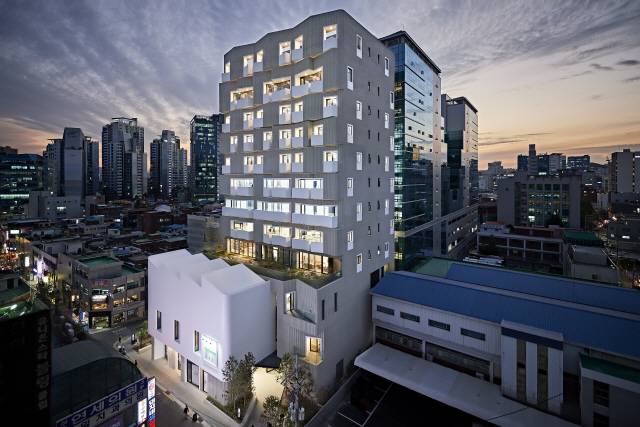 외벽은 바로 옆 창고 건물의 질감을 따라 콘크리트에 홈을 팠다. /사진제공=우란문화재단