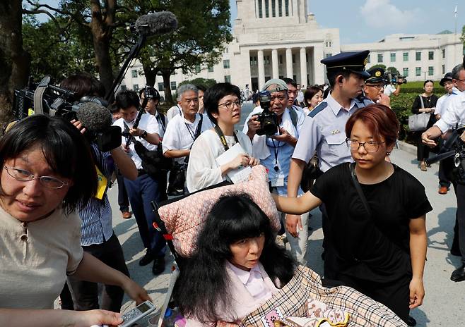 뇌성마비 환자인 기무라 에이코 의원이 1일 휠체어를 타고 일본 도쿄 의사당에 도착하고 있다. [로이터=연합뉴스]