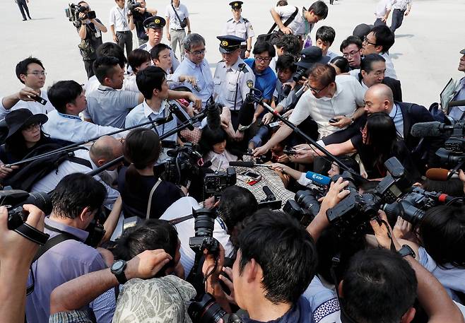 뇌성마비 환자인 기무라 에이코 의원이 1일 휠체어를 타고 일본 도쿄 의사당에 도착해 취재진에 둘러싸여 있다. [로이터=연합뉴스]