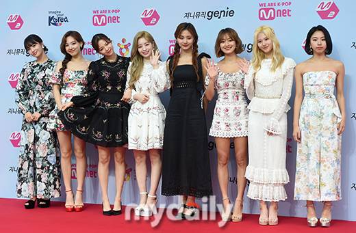 ▲ 트와이스 '여기가 꽃밭'