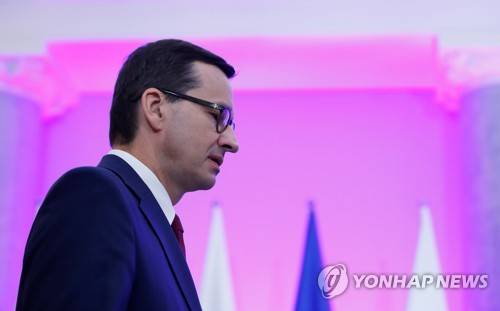 2019년 7월 25일 마테우시 모라비에츠키 폴란드 총리가 바르샤바를 방문한 우르줄라 폰데어라이엔  차기 유럽연합(EU) 집행위원장 당선자와 기자회견을 하고 있다. [로이터=연합뉴스자료사진]