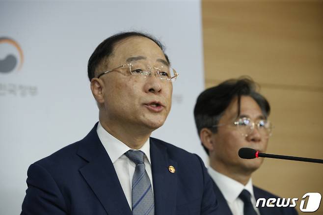 홍남기 경제부총리 겸 기획재정부 장관이 2일 오후 서울 종로구 정부서울청사에서 일본의 화이트리스트(수출심사 우대국) 배제 등 수출규제 및 보복조치와 관련해 관계장관 합동 브리핑을 하고 있다. 2019.8.2/뉴스1 © News1 안은나 기자