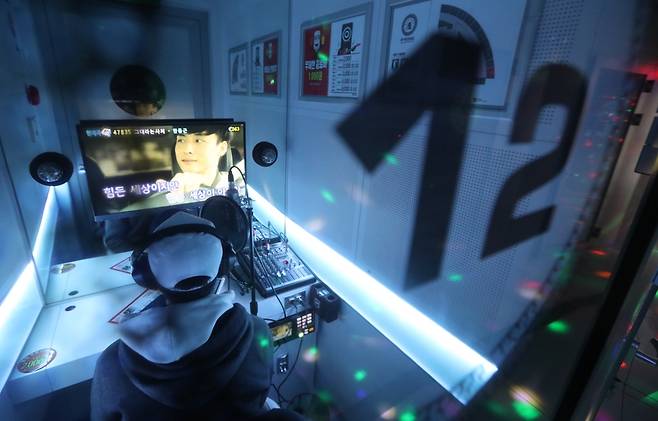 코인노래방이 등장하면서 혼자 노래장을 찾는 게 자연스러워졌다. 남 눈치 보지 않고 자신에게만 집중해 노래를 선택할 수 있다는 게 장점이다. 사진은 2017년 1월 서울 홍대 근처의 1인 노래방에서 노래하는 한 남성의 모습. 연합뉴스