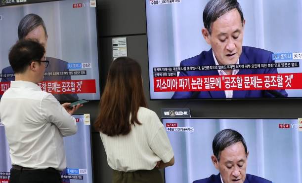일본 정부가 아베 신조 총리 주재로 각의(국무회의)를 열어 한국을 수출절차 간소화 혜택을 인정하는 백색국가'(화이트 리스트) 명단에서 제외하는 수출무역관리령 개정안을 의결한 가운데 2일 오전 서울 용산구 전자랜드에서 시민들이 일본의 화이트 리스트 제외 관련 방송을 시청하고 있다.  [뉴시스]