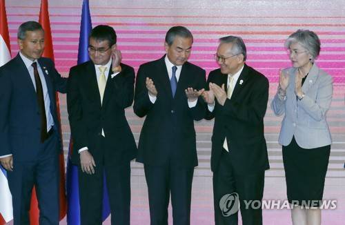 아세안+한중일 외교장관회의 (방콕=연합뉴스) 이정훈 기자 = 강경화 외교부 장관(오른쪽)이 2일 오전(현지시간) 태국 방콕 센타라 그랜드호텔에서 열린 아세안+3(한중일) 외교장관회의에서 각국 대표들과 기념촬영을 하고 있다. 왼쪽 두번째 부터 고노 다로 일본 외무상, 왕이 중국 외교부장, 돈 쁘나뭇위나이 태국 외무장관, 강경화 외교부 장관. 2019.8.2 uwg806@yna.co.kr