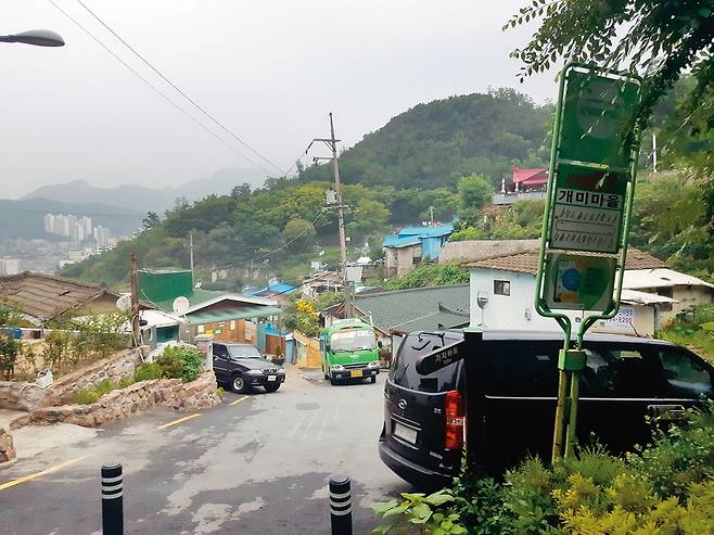 서울 서대문구 홍제3동 개미마을에 마을버스가 올라가고 있다. 사진 김미향 기자 aroma@hani.co.kr