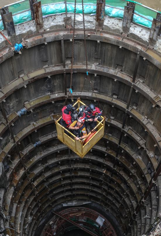 서울 양천소방서 구조대원들이 지난달 31일 오전 내린 기습적인 폭우로 서울 양천구 빗물저류배수시설 터널에 고립된 직원들을 구하기 위해 지하로 내려가고 있다. 이날 이 시설 지하 터널에 물이 갑자기 불어나면서 내부 점검을 하던 직원 3명이 숨졌다. 최현규 기자