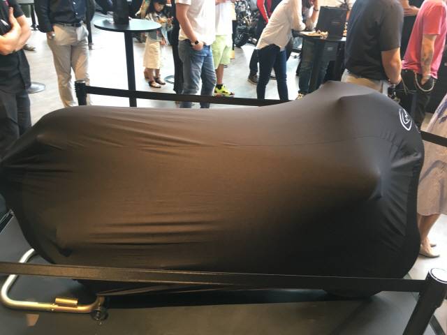 공개 전, 꽁꽁 싸맨 스럭스턴TFC