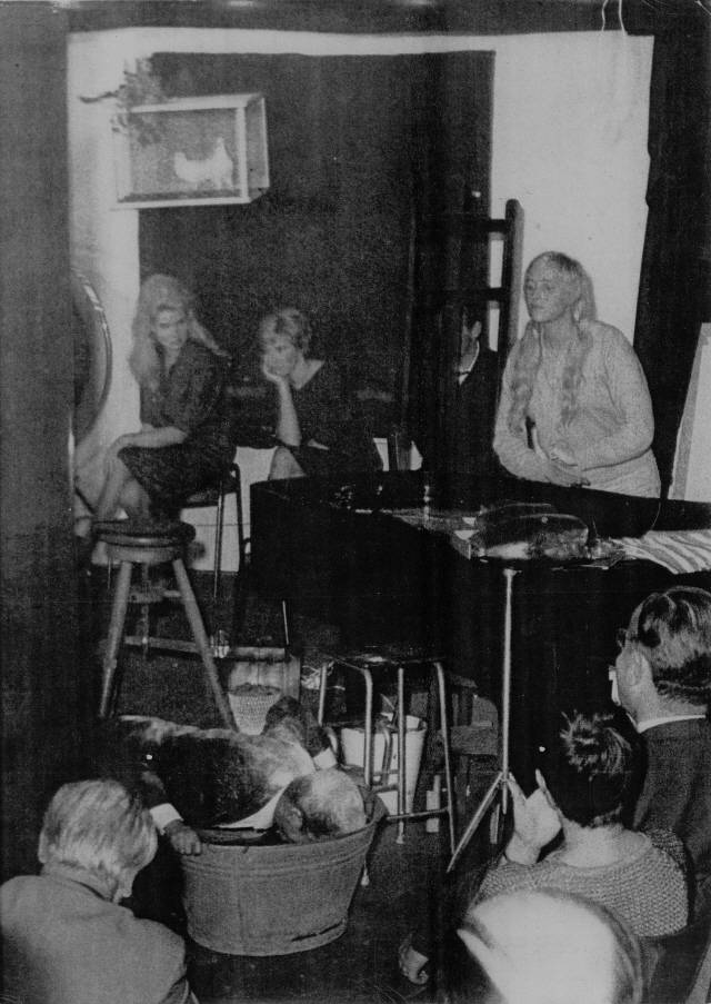 1961년 퍼포먼스형 현대음악 ‘오리기날레’에 참여한 백남준(아래 왼쪽)이 흰 가루를 뒤집어 쓴 채 양동이에 머리를 박고 있는 모습을 마리 바우어마이스터(오른쪽 위)가 피아노 너머로 바라보고 있다. /사진제공=백남준아트센터