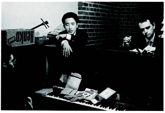 백남준이 1960년 독일 쾰른의 ‘마리 바우어마이스터의 아틀리에’에서 ‘존 케이지에게 보내는 경의’ 퍼포먼스를 진행하는 모습. /사진출처=백남준아트센터