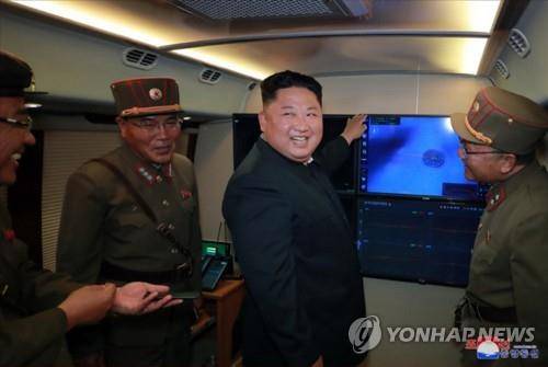 김정은, 신형 대구경조종방사포 시험사격 지도 (서울=연합뉴스) 북한이 지난 2일 김정은 국무위원장의 지도 하에 '신형 대구경조종방사포 시험사격'을 다시 했다고 조선중앙통신이 3일 보도하며 공개한 사진. 사진은 중앙통신 홈페이지에 공개된 김 위원장의 시험사격 지도 모습. 2019.8.3       [국내에서만 사용가능. 재배포 금지. For Use Only in the Republic of Korea. No Redistribution]
