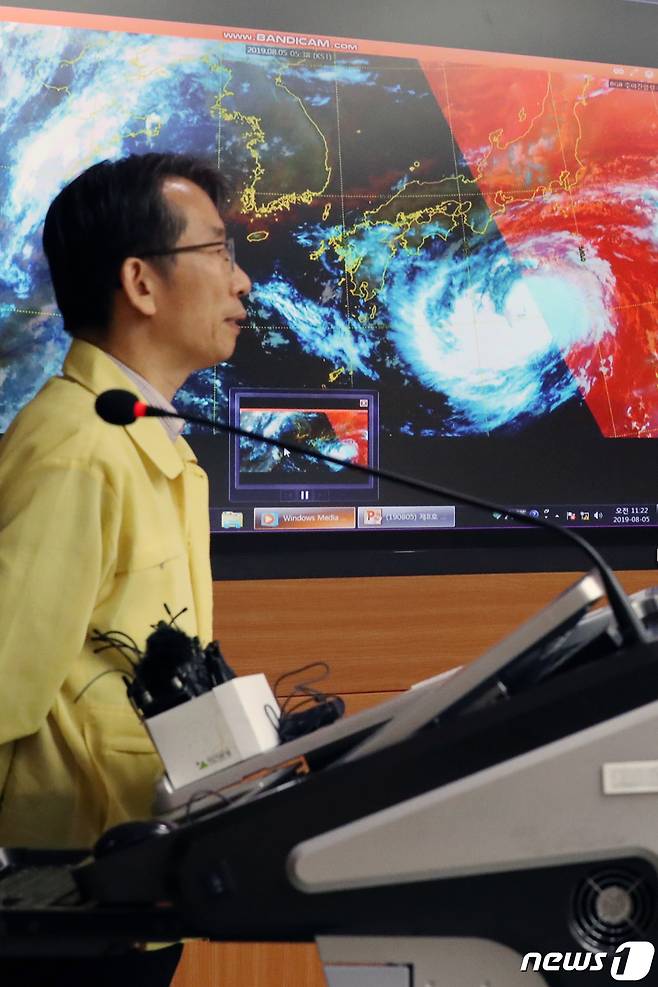 정관영 기상청 예보정책과장이 5일 오전 서울 동작구 기상청에서 '제8호 태풍 프란시스코 현황 및 전망' 브리핑을 하고 있다. 2019.8.5/뉴스1 © News1 민경석 기자