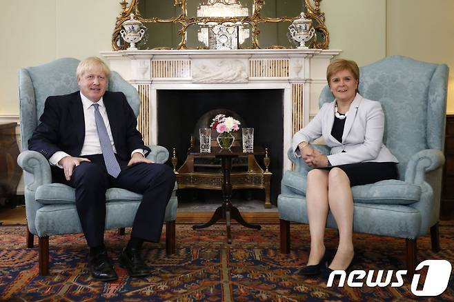 보리스 존슨 영국 총리가 29일(현지시간) 에든버러에 위치한 뷰트하우스를 방문해 니콜라 스터전 스코틀랜드 자치정부 수반(제1장관)과 회담을 하고 있다. © AFP=뉴스1 © News1