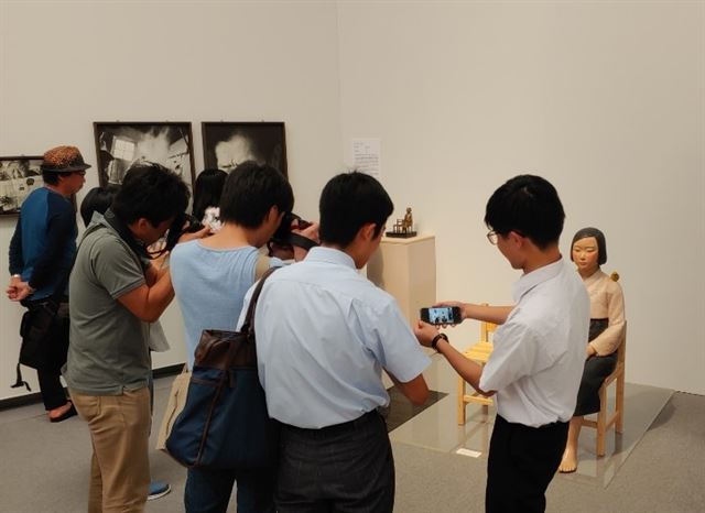 지난 3일 일본 아이치(愛知)현 나고야(名古屋)시 아이치현문화예술센터 8층 전시장에 놓인 '평화의 소녀상' 앞에서 일본 시민들이 사진을 찍고 있다. 나고야=연합뉴스