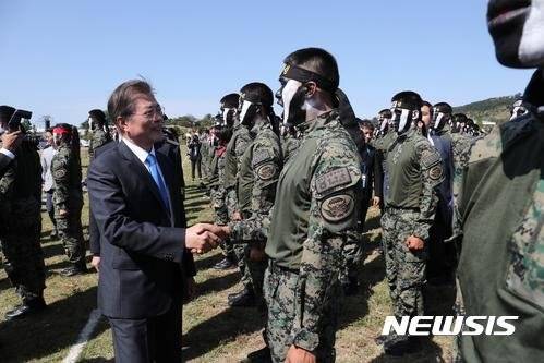 문재인 대통령이 2017년 9월 28일 경기도 평택 해군2함대사령부에서 열린 건군 69주년 국군의날 기념식에 참석해 격파시범을 보인 특전사 장병들을 격려하고 있다./사진=뉴시스