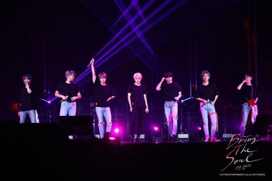 7일 개봉하는 방탄소년단 다큐멘터리 '브링 더 소울:무비'.여러 멀티플렉스 극장에서 싱어롱 상영이 진행될 예정이다. [사진 월트디즈니컴퍼니 코리아]