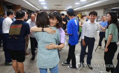 기쁨의 포옹 (서울=연합뉴스) 홍해인 기자 = 6일 새벽 서울 종로구 한국교회 100주년 기념관에서 명성교회 설립자 김삼환 목사의 아들 김하나 위임목사 청빙 결의 무효소송 재심 결과가 발표된 뒤 회의장 밖에서 장로회신학대 신학생 등 세습 반대 측 관계자들이 포옹하며 재판국의 판결 결과에 기뻐하고 있다.      명성교회가 속한 대한예수교장로회(예장) 통합 총회 재판국은 이날 명성교회 담임목사직 세습이 교단 헙법상 세습금지 조항을 위반해 무효라 판결했다. 2019.8.6 hihong@yna.co.kr
