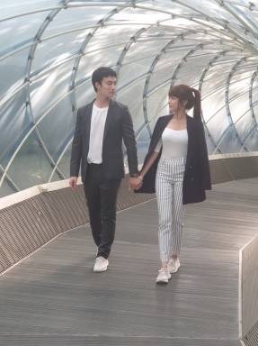 태국 유명 스타커플 ‘펙 라타품 카니악’(왼쪽)과 ‘낫 누아잠’이 안양예술공원을 방문, 웨딩화보 촬영을 하고 있다. 안양시 제공