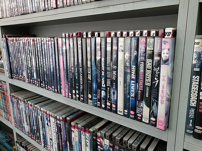 폐기, 반납된 비디오테이프 대신 자리잡은 DVD. 세월의 흔적을 그대로 맞은 탓인지 표지 색이 모두 바랬다. (사진=스냅타임)