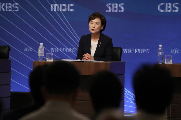 김현미 국토교통부 장관이 6월26일 오전 서울 양천구 방송회관에서 열린 방송기자클럽 초청토론회에서 패널의 질문에 답을 하고 있다. 이날 김 장관은 처음으로 민간택지로의 분양가 상한제 확대 적용 가능성을 시사했다. 사진=연합뉴스.