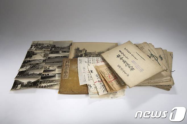 월남 이상재 선생의 사회장(1927년)관련 문서와 사진.© 뉴스1