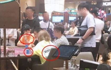 왼쪽부터 주황색 옷을 입은 그룹 버뮤다 출신 BJ&nbsp;우창범, BJ 철구(본명 이예준), BJ 서윤(〃 전윤희)으로 추정되는 세 사람의 모습. 온라인 커뮤니티 갈무리