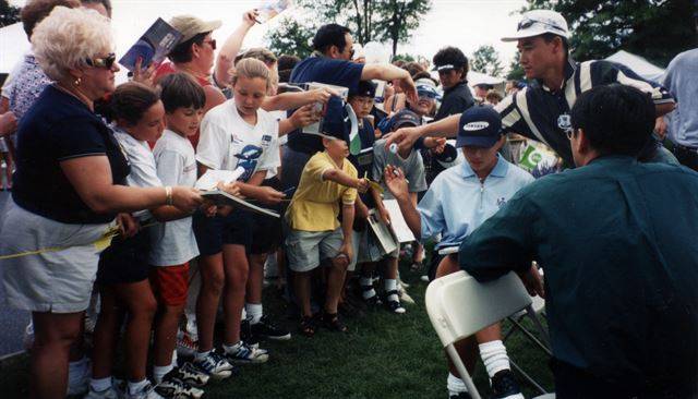 미국여자프로골프(LPGA) 투어 시절, 대회가 끝난 뒤 팬들에게 사인을 해주는 박세리 감독. 그는 메이저 대회 5회를 포함해 LPGA 투어 통산 25회 우승을 거뒀다. 한국여자프로골프(KLPGA) 14회(아마추어 6회 포함)까지 총 39회 우승 기록을 갖고 있다. 세마스포츠마케팅 제공