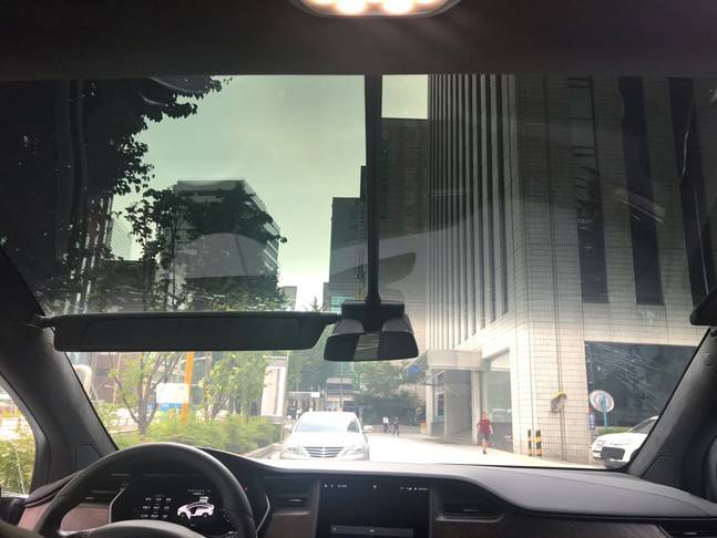 현존하는 승용차 중 최대 크기를 자랑하는 테슬라 모델X의 전면 글라스 '파노라믹 윈드 쉴드'. 넓은 시야와 개방감을 제공해 주고 디자인적 효과도 좋지만, 머리 위까지 글라스가 이어지는 관계로 한여름 대낮에는 그다지 달갑지 않다. ⓒ데일리안 박영국 기자