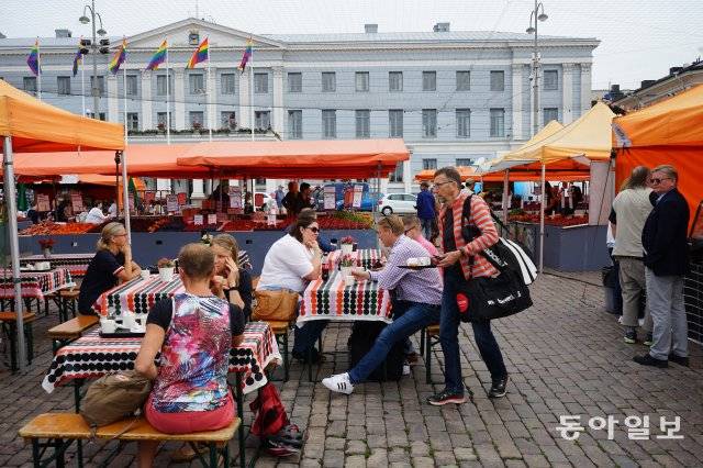 활기 넘치는 헬싱키 항구에는 헬싱키 사람들이 즐겨 찾는 노천시장인 마켓 광장이 있다. 싱싱한 해산물은 물론 블루베리, 딸기 등  싱싱한 제철과일과 채소, 수공예품, 기념품 등 다양한 상품을 파는 노점상들을 만날 수 있다. 마켓 광장 옆에 위치한 실내시장인  반하 카우파할리는 핀란드의 대표적인 미식 코스 중 하나다.