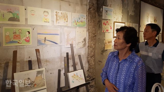 신정자 할머니가 지난 5일 복합문화예술공간인 경북 포항시 북구 여천동 청포도다방에서 아들 김응태(58)씨와 자신이 그린 그림을 둘러보고 있다.