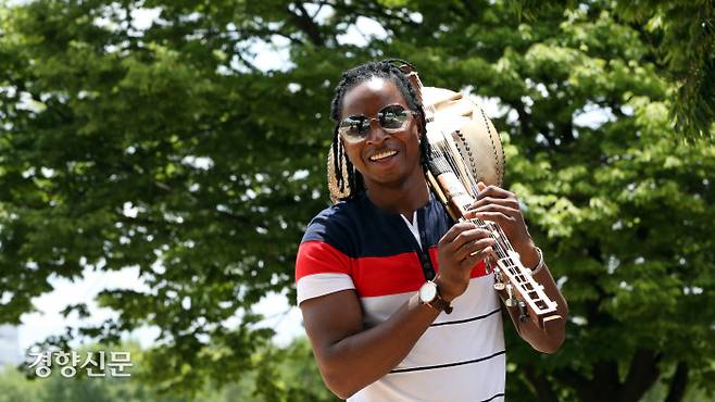 아프리카 부르키나파소에서 온 뮤지션 아미두 디아바테.