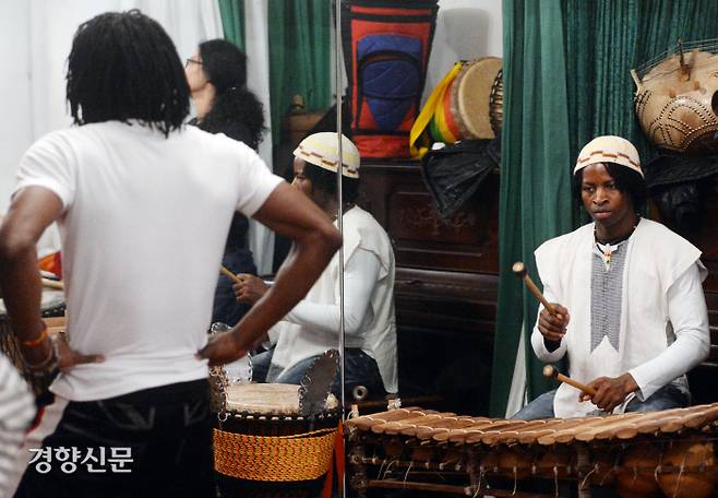 2015년 2월, 쿨레칸 시절의 아미두(오른쪽)가 에스꼴라 알레그리아에서 발라폰 연주를 하고 있다.