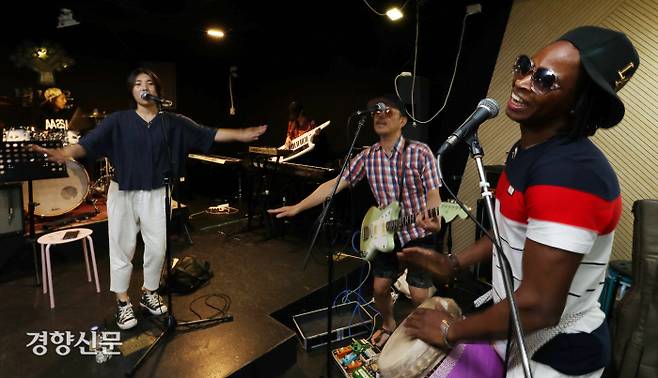 아미두가 서울 합정동의 합주실에서 트레봉봉 멤버들과 공연 연습을 하고 있다.