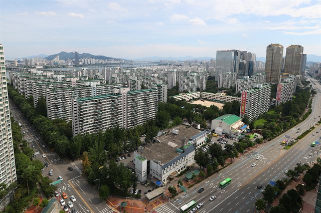 민간택지 아파트 분양가 상한제 발표 하루 전인 11일 오전 서울 송파구 잠실5단지 주공아파트 모습. 연합뉴스