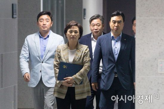 정부가 민간택지 아파트 분양가 상한제 도입 방안에 대한 발표를 앞둔 12일 서울 여의도 국회에서 김현미(왼쪽 두 번째) 국토교통부 장관과 윤관석(오른쪽) 국회 국토교통위원회 더불어민주당 간사가 분양가 상한제 도입 비공개 당정협의회에 참석하기 위해 이동하고 있다./강진형 기자aymsdream@