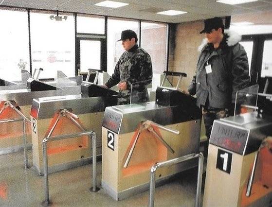 미 공군 장병이 비밀 연구시설에 들어가기 위해 출입문에 스캐너에 손을 올려 신원을 확인하고 있다. [사진 Mick West 트위터 계정]