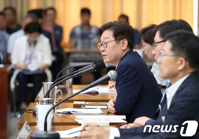 이재명 경기도지사가 12일 오전 경기도청 신관 4층 제1회의실에서 ‘7월 확대간부회의’를 주재하고 있다.(경기도 제공)© 뉴스1