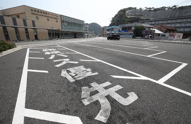 일본 불매운동이 들불처럼 번지는 가운데 2019년 8월 4일 일본 대마도 히타카츠항 국제터미널 단체여행 버스 주차장이 한산한 모습이다. 현지 매체인 나가사키 신문은 지난달 31일 일본 불매운동의 영향으로 한국인 관광객이 급감해 대마도 관광산업이 타격을 입고 있다고 보도했다. 사진=연합뉴스
