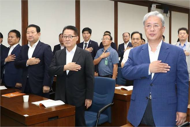 30일 오후 국회도서관에서 열린 '한국 정치 재구성의 방향과 과제' 대안정치연대 출범기념토론회에서 참석한 의원들이 국기에 경례하고 있다