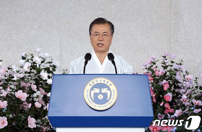 문재인 대통령이 15일 오전 충청남도 천안시 독립기념관에서 열린 '제74주년 광복절 정부 경축식'에서 경축사를 하고 있다. (청와대 제공) 2019.8.15/뉴스1
